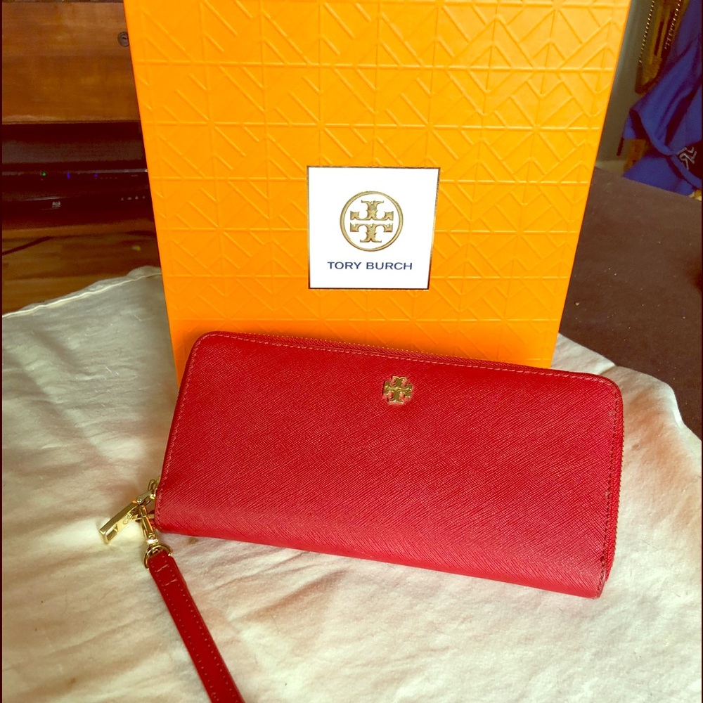 NWOT Tory Burch Robinson Passport Wallet